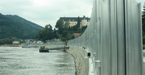 Chống lũ phong cách Sơn Tinh Thủy Tinh ở Áo: Nước dâng đến đâu tường cao lên đến đó - Ảnh 1.