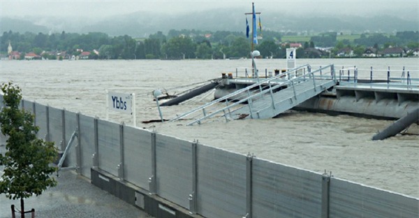 Chống lũ phong cách Sơn Tinh Thủy Tinh ở Áo: Nước dâng đến đâu tường cao lên đến đó - Ảnh 2.