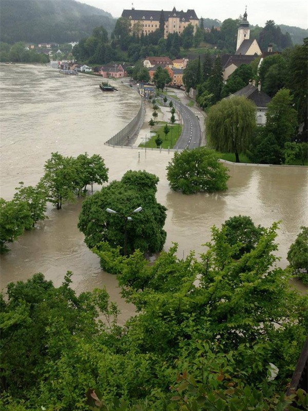 Chống lũ phong cách Sơn Tinh Thủy Tinh ở Áo: Nước dâng đến đâu tường cao lên đến đó - Ảnh 4.