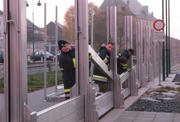 Chống lũ phong cách Sơn Tinh Thủy Tinh ở Áo: Nước dâng đến đâu tường cao lên đến đó - Ảnh 5.