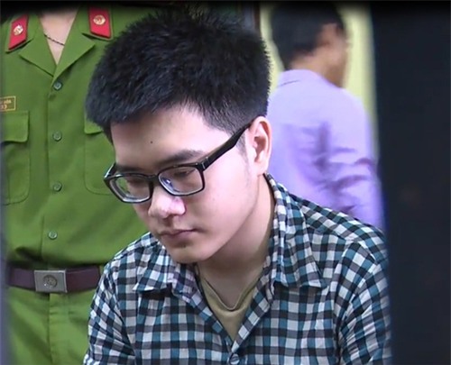 Từ một nam sinh ngây thơ trong sáng trở thành kẻ giết bạn tình đồng tính, là do sau nhiều năm bị ngược đãi, chứ đâu phải do đời? Ảnh: Người lao động