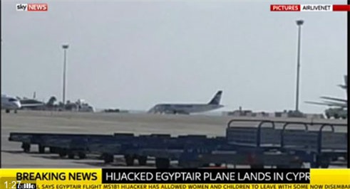 Máy bay EgyptAir&nbsp;đã hạ cánh xuống đảo Síp (Ảnh: Sky News)