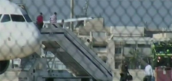 Hình ảnh cho thấy các hành khách rời chiếc máy bay bị không tặc (Ảnh: Twitter)