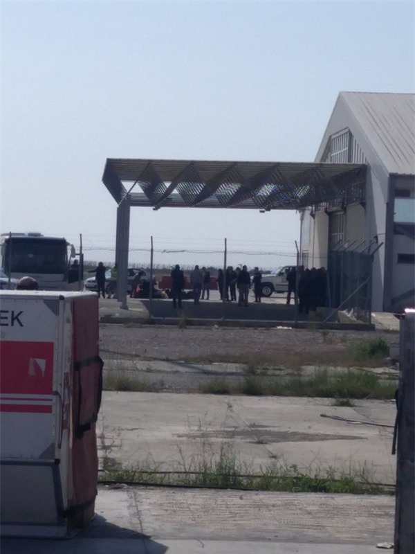 Các hành khách tập trung tại một góc sân bay sau khi ra khỏi chiếc máy bay bị khống chế (Ảnh: Twitter)