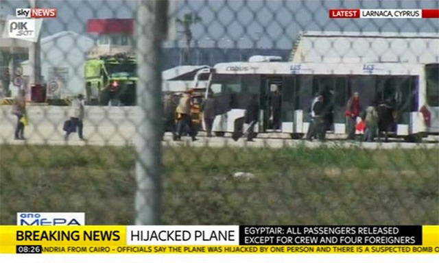  Các hành khách rời khỏi chiếc máy bay bị khống chế (Ảnh: Sky News) 