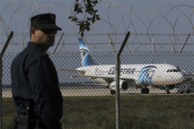 Chiếc máy bay bị không tặc hạ cánh xuống sân bay Larnaca thuộc Cộng hòa Síp (Ảnh: Reuters)