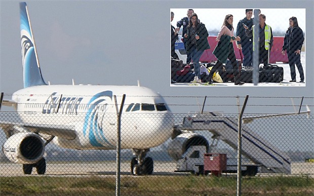  Các hành khách rời khỏi chiếc máy bay bị không chế (Ảnh: AFP) 
