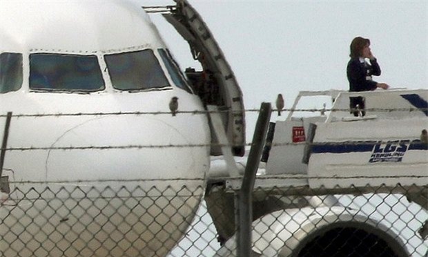 Hành khách lần lượt được phóng thích khỏi máy bay Ai Cập. (Ảnh: Telegraph)