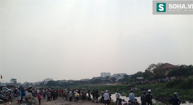 Hàng trăm người dân xem người nhái tìm kiếm nạn nhân dưới kênh