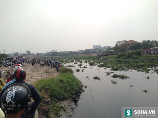 Hàng trăm người dân theo dõi.