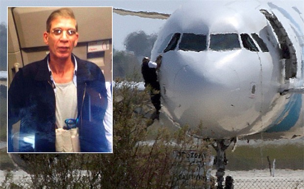 
Hình ảnh được cho là nghi phạm (trái) và chiếc máy bay bị khống chế tại sân bay ở Cộng hòa Síp (Ảnh: Telegrap)
