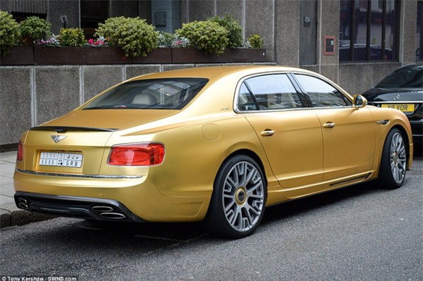 4 siêu xe với tổng trị giá 32 tỷ đồng bay theo đại gia Ả Rập Saudi sang Anh nghỉ mát - Ảnh 5.