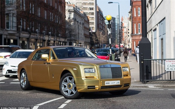 4 siêu xe với tổng trị giá 32 tỷ đồng bay theo đại gia Ả Rập Saudi sang Anh nghỉ mát - Ảnh 6.