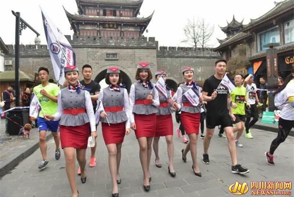 Nữ tiếp viên hàng không đi giày cao gót chạy marathon 8km vì Song Joong Ki - Ảnh 1.
