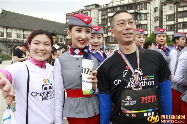 Nữ tiếp viên hàng không đi giày cao gót chạy marathon 8km vì Song Joong Ki - Ảnh 10.