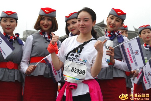 Nữ tiếp viên hàng không đi giày cao gót chạy marathon 8km vì Song Joong Ki - Ảnh 11.