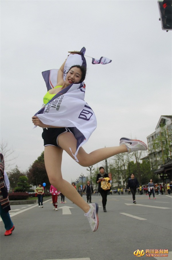 Nữ tiếp viên hàng không đi giày cao gót chạy marathon 8km vì Song Joong Ki - Ảnh 5.