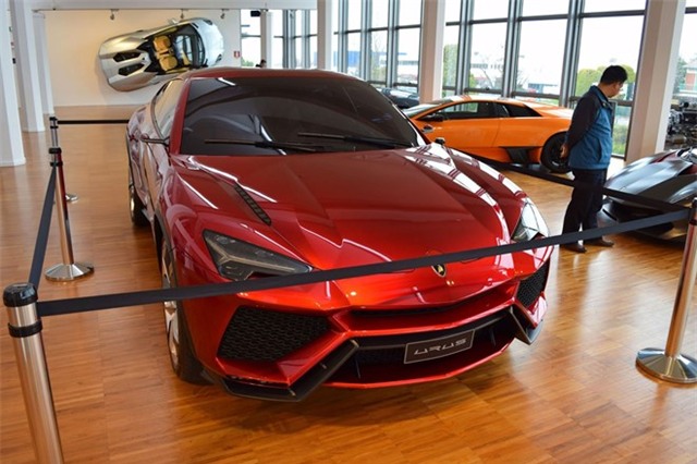 Dan xe ben trong bao tang Lamborghini hinh anh 2