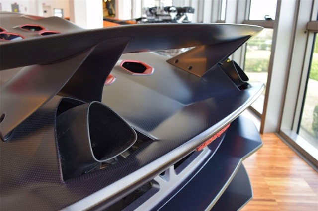 Dan xe ben trong bao tang Lamborghini hinh anh 9