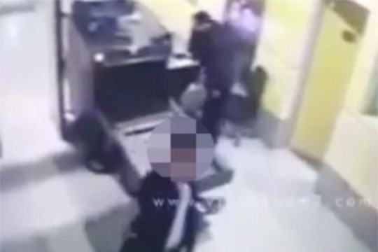 Seif Eldin Mustafa dễ dàng qua khu an ninh mà không bị phát hiện giấu đai bom giả. Ảnh :Mirror