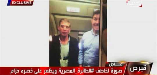 Ben Innes chụp ảnh lúc tên không tặc đeo đai bom giả trên người. Ảnh: Twitter