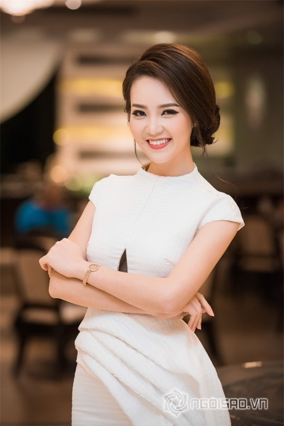 Á hậu Thụy Vân đeo đồng hồ nửa tỷ 5