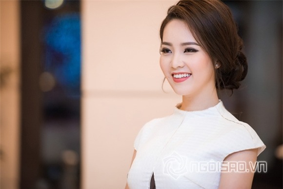 Á hậu Thụy Vân đeo đồng hồ nửa tỷ 4