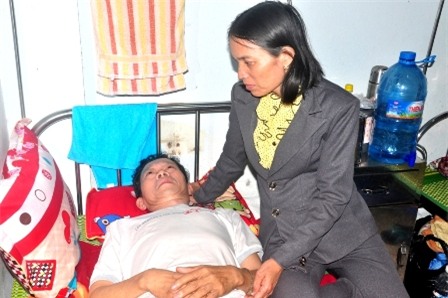 Hàng ngày, sau mỗi giờ dạy buổi chiều, cô Nhung lại vào bệnh viện chăm chồng đến sáng hôm sau