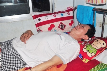 Hiện anh Sơn bị liệt nửa người