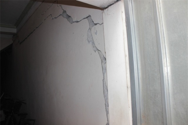 Nhiều nhà dân bị nứt toác sau khi bị xe tải đâm vào