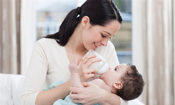 cam-ky-khi-cho-con-uong-sua-blogtamsuvn (2)