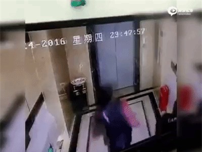 Clip thanh niên rơi xuống thang máy vì tức tối phải chờ đợi