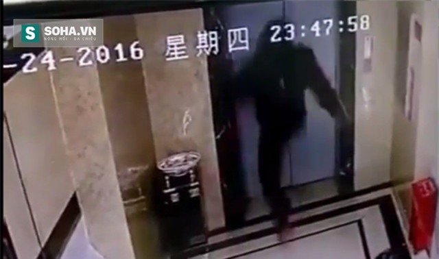 Pha tung chưởng đạp cửa thang máy của thanh niên say rượu.