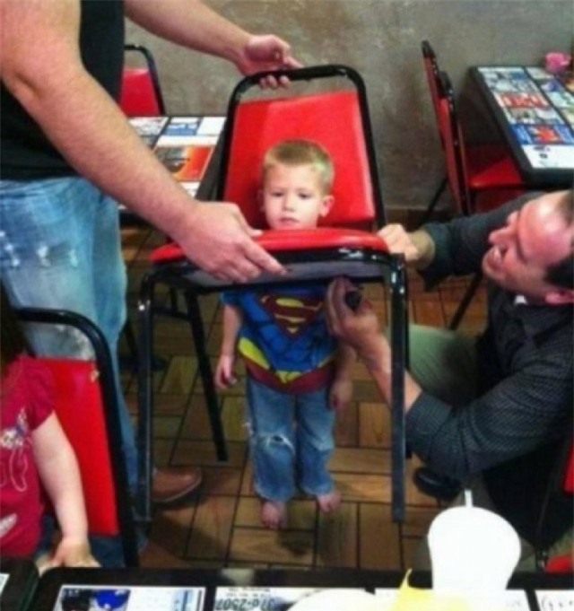 Ủa, siêu nhân mà cũng bị mắc kẹt được hả?