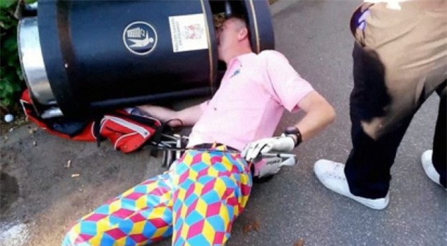 Anh nhớ là quả bóng golf bay vào đây mà.