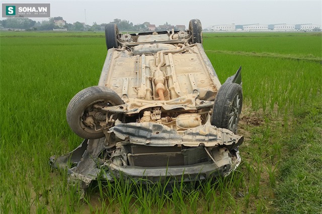 Chiếc xe con 4 chỗ lật ngửa dưới ruộng lúa sau vụ tai nạn kinh hoàng.