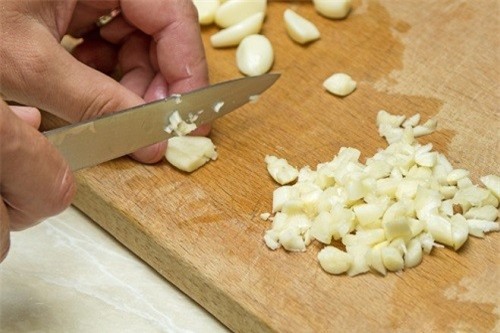 Chúng ta nên để tỏi băm sẵn ngoài không khí khoảng 10 phút sau đó mới nấu để phát huy tác dụng của tỏi. Ảnh: CNN.
