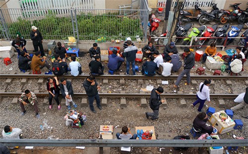 Hãi hùng cảnh ngồi trên đường ray chờ khám bệnh ở Hà Nội - 1