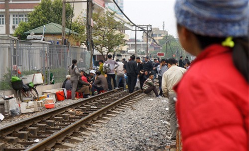 Hãi hùng cảnh ngồi trên đường ray chờ khám bệnh ở Hà Nội - 3
