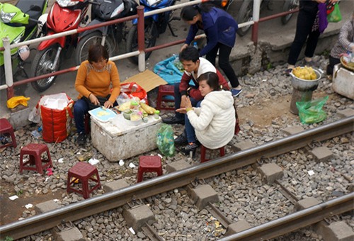 Hãi hùng cảnh ngồi trên đường ray chờ khám bệnh ở Hà Nội - 4
