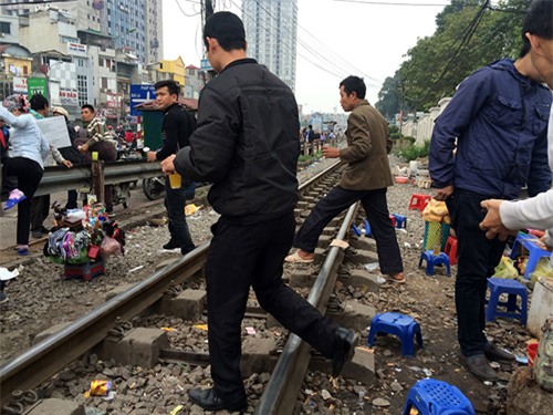 Hãi hùng cảnh ngồi trên đường ray chờ khám bệnh ở Hà Nội - 6