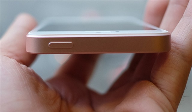 Cạnh trên là nút nguồn.