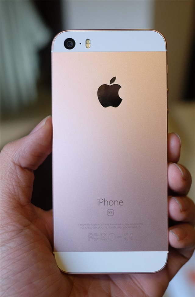 Mặt sau của máy với dòng chữ SE