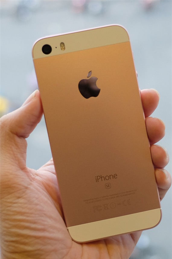 Về thiết kế, iPhone SE không có sự khác biệt nào khi so với iPhone 5S. Khác biệt duy nhất đó là màu sắc là vàng hồng và bổ sung thêm màu vàng, đã cắt giảm trên iPhone 5S