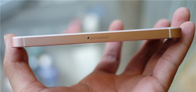 Cạnh phải của máy là nơi gắn khẻ SIM