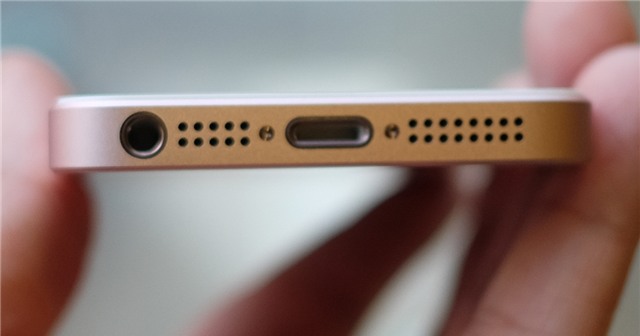 Cạnh dưới là cổng sạc, loa ngoài và tai nghe