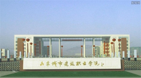 Lén đẻ con ngoài ban công ký túc xá, nữ sinh 19 tuổi thiệt mạng vì mất máu - Ảnh 1.