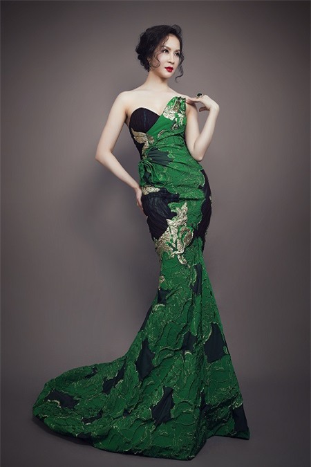 my nhan ngoai 40 van tu tin khoe duong cong hoan hao - 2