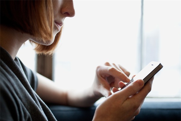Hãy vệ sinh smartphone mỗi ngày nếu không muốn nhiễm cả vi khuẩn trong.. phân - Ảnh 1.