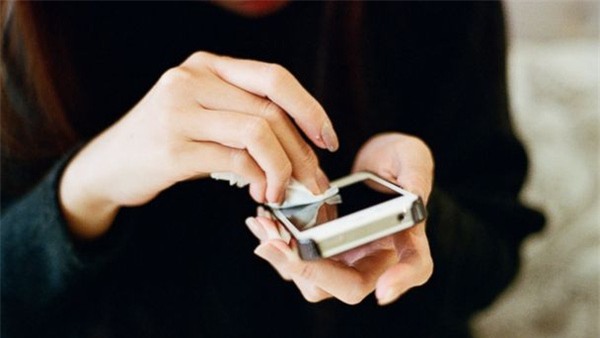 Hãy vệ sinh smartphone mỗi ngày nếu không muốn nhiễm cả vi khuẩn trong.. phân - Ảnh 3.